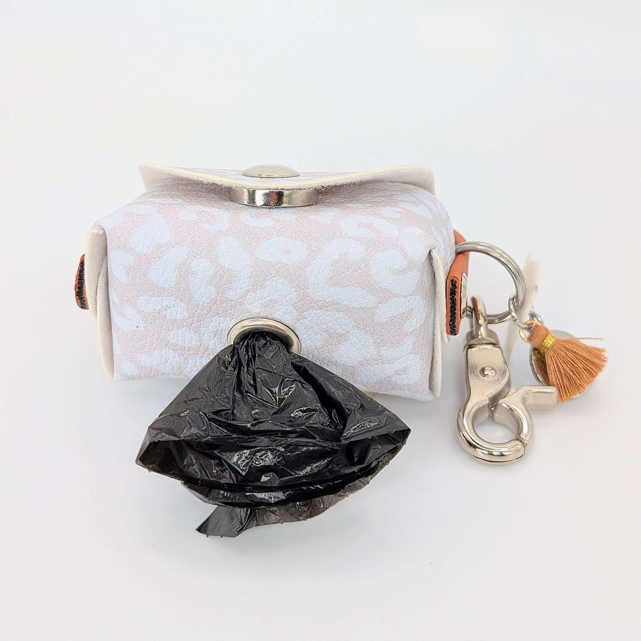 „Poki Cow Kotbeuteltasche aus BioThane & Kunstleder mit Kuhfell-Design, Magnetverschluss, Karabiner & Tütenöffnung, inkl. 1 Rolle Hundekotbeutel – LucyLuDesign“