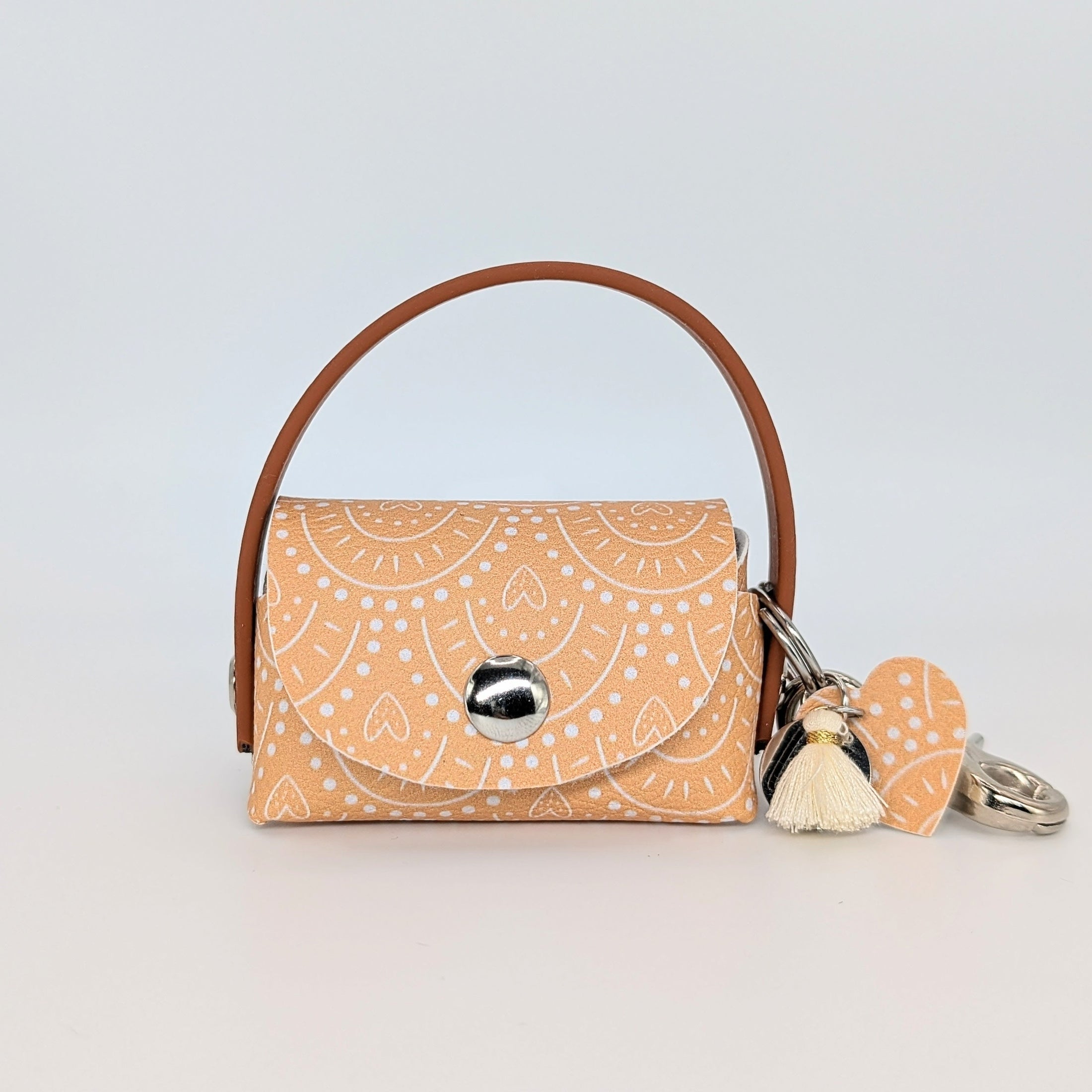 „Poki Camel Kotbeuteltasche aus BioThane & Kunstleder mit Camel-Design, Magnetverschluss, Karabiner & Tütenöffnung, inkl. 1 Rolle Hundekotbeutel – LucyLuDesign“