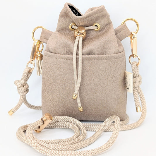 Snack Bag Belle Leckerlietasche in Soft Nougat mit Schulterseil