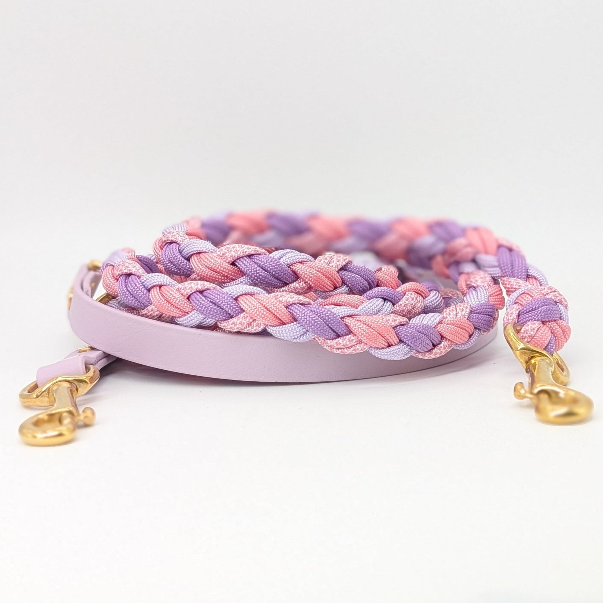 Calma Blush Hundeleine aus geflochtenem Paracord in Lila und Rosa, handgemacht
