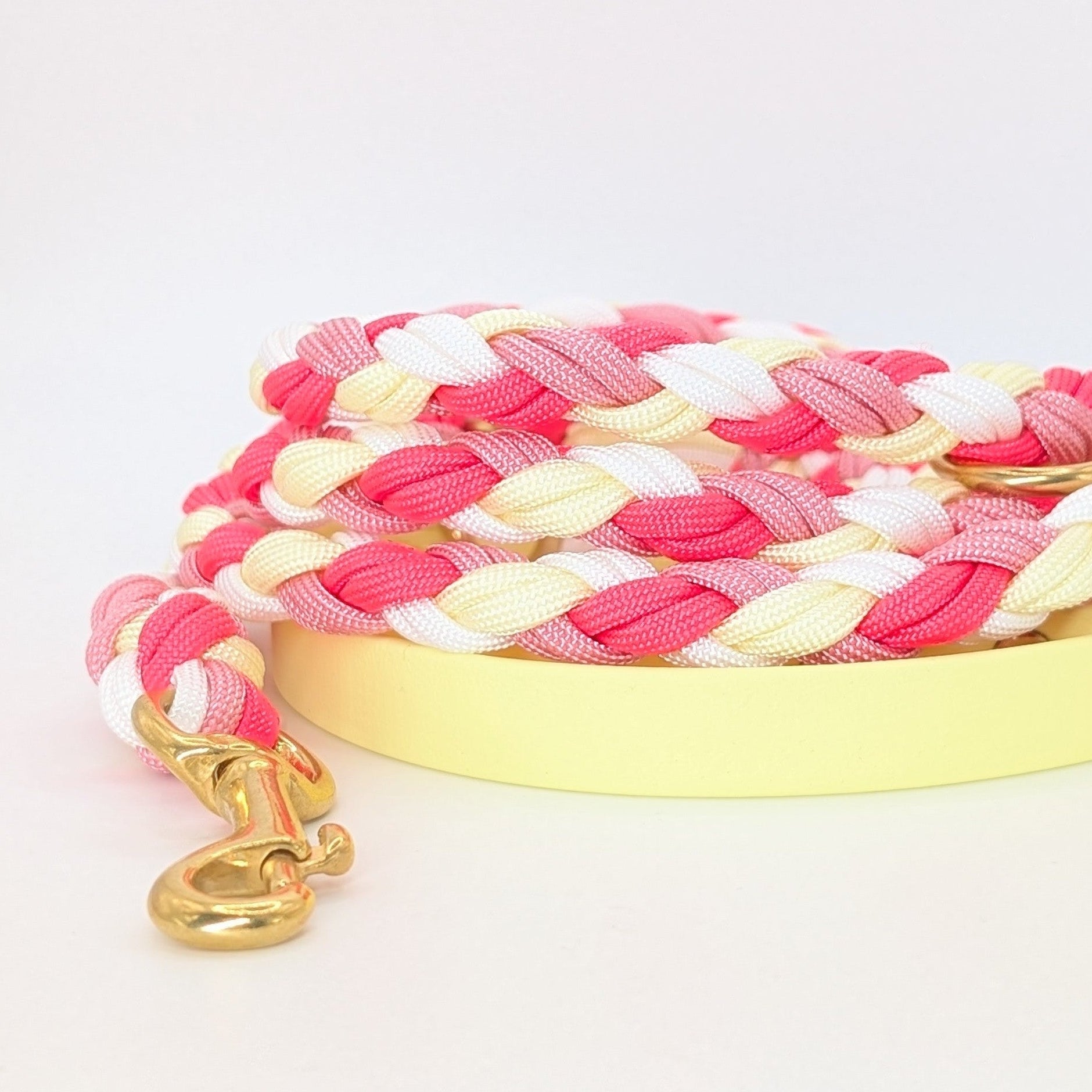 Calma Candy Cream Hundeleine aus geflochtenem Paracord in sanfter Farbkombination mit optionalem Kurzführer aus BioThane® oder Leder.