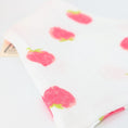 Bild in Galerie-Betrachter laden, Musselin-Bandana Strawberry Pure mit großen, weich gestalteten Erdbeeren auf weißem Hintergrund von LucyLu Design®
