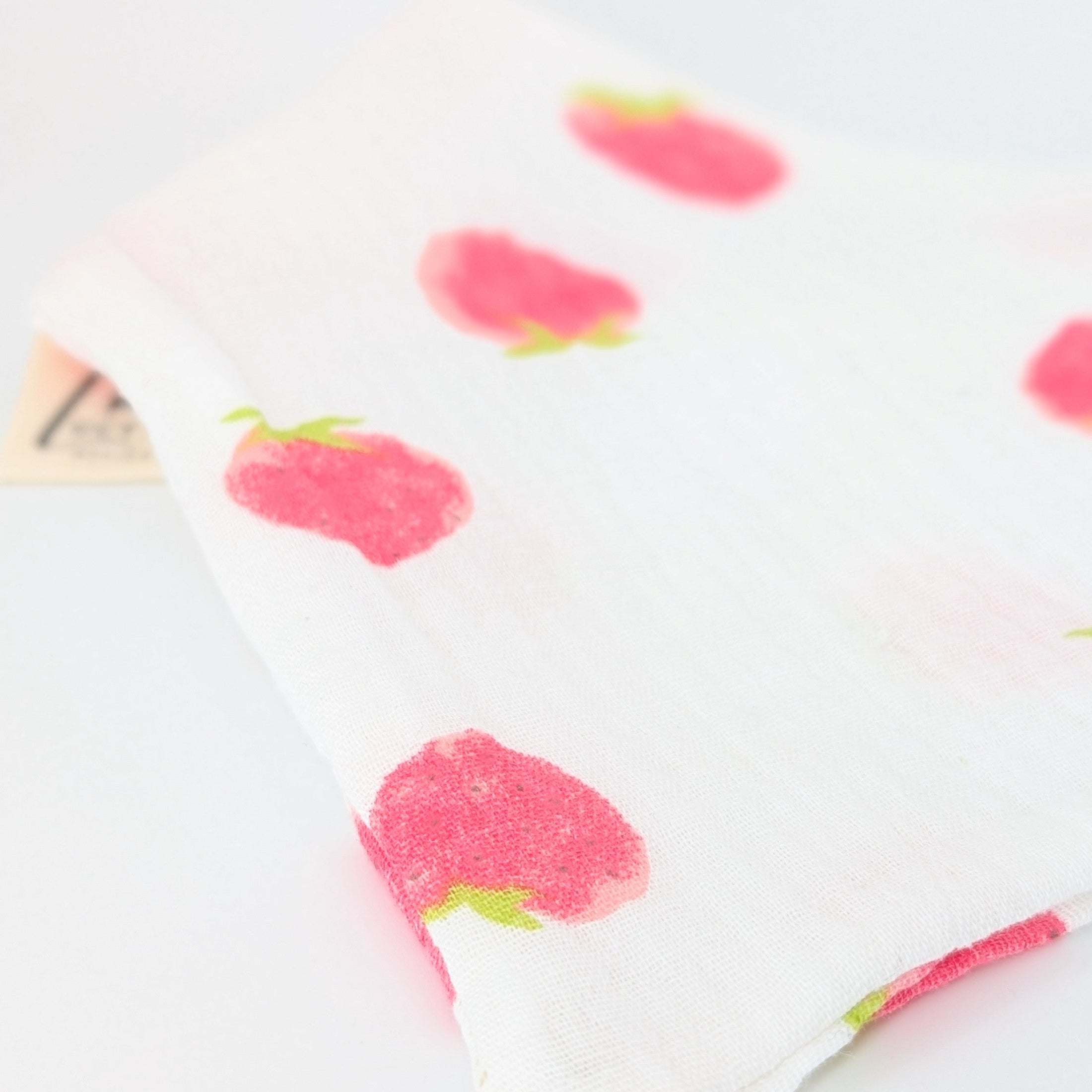 Musselin-Bandana Strawberry Pure mit großen, weich gestalteten Erdbeeren auf weißem Hintergrund von LucyLu Design®