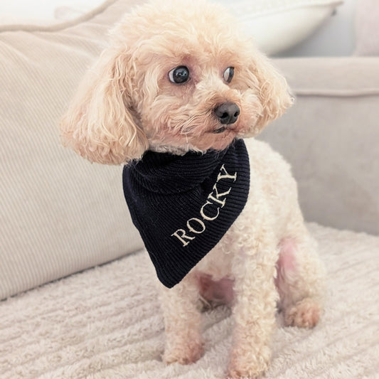 Strick-Bandana Midnight – handgefertigtes Hundebandana aus Wolle, personalisierbar mit Namen