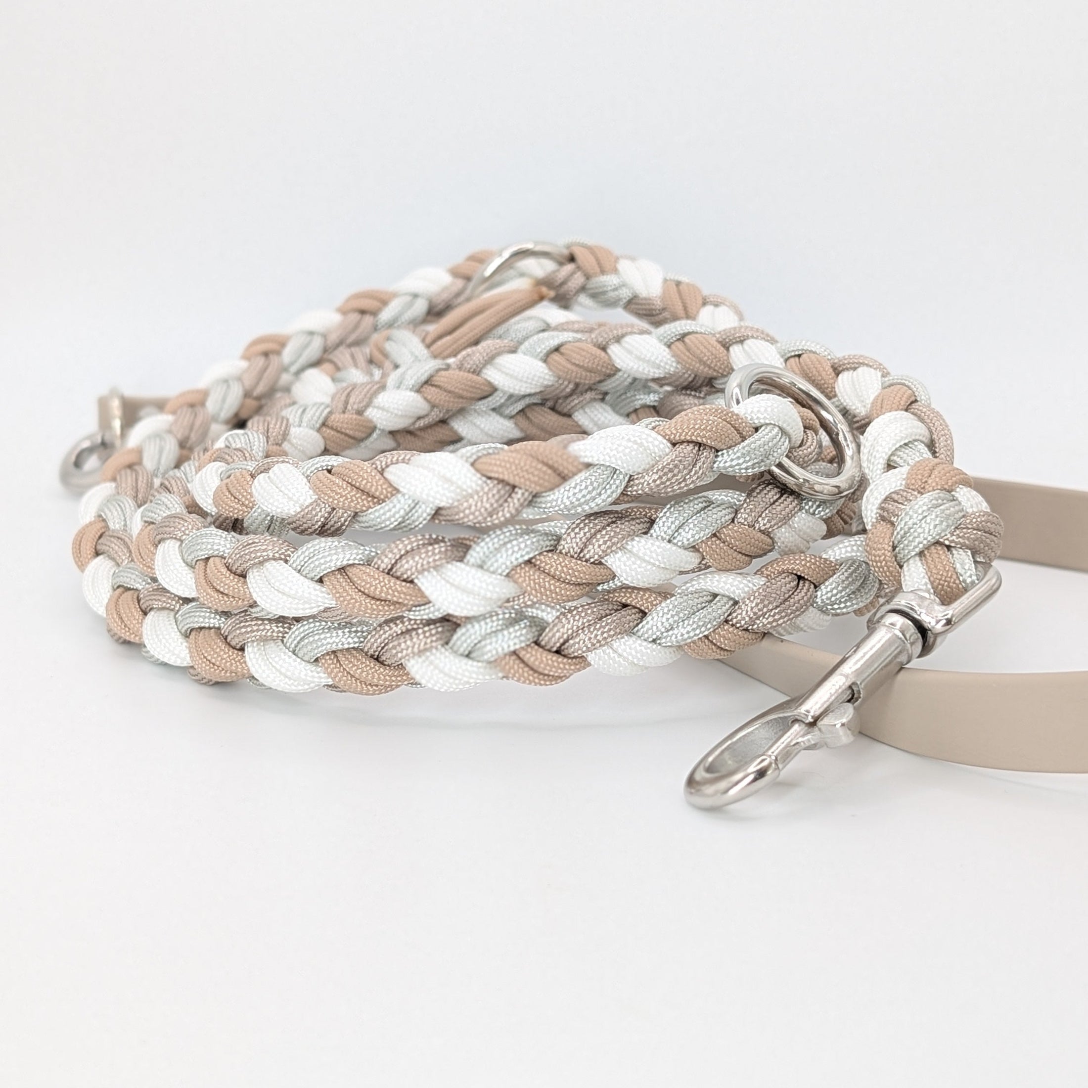 Calma Alva Hundeleine aus geflochtenem Paracord in der Alva-Farbkombination mit optionalem Kurzführer aus BioThane® oder Leder.