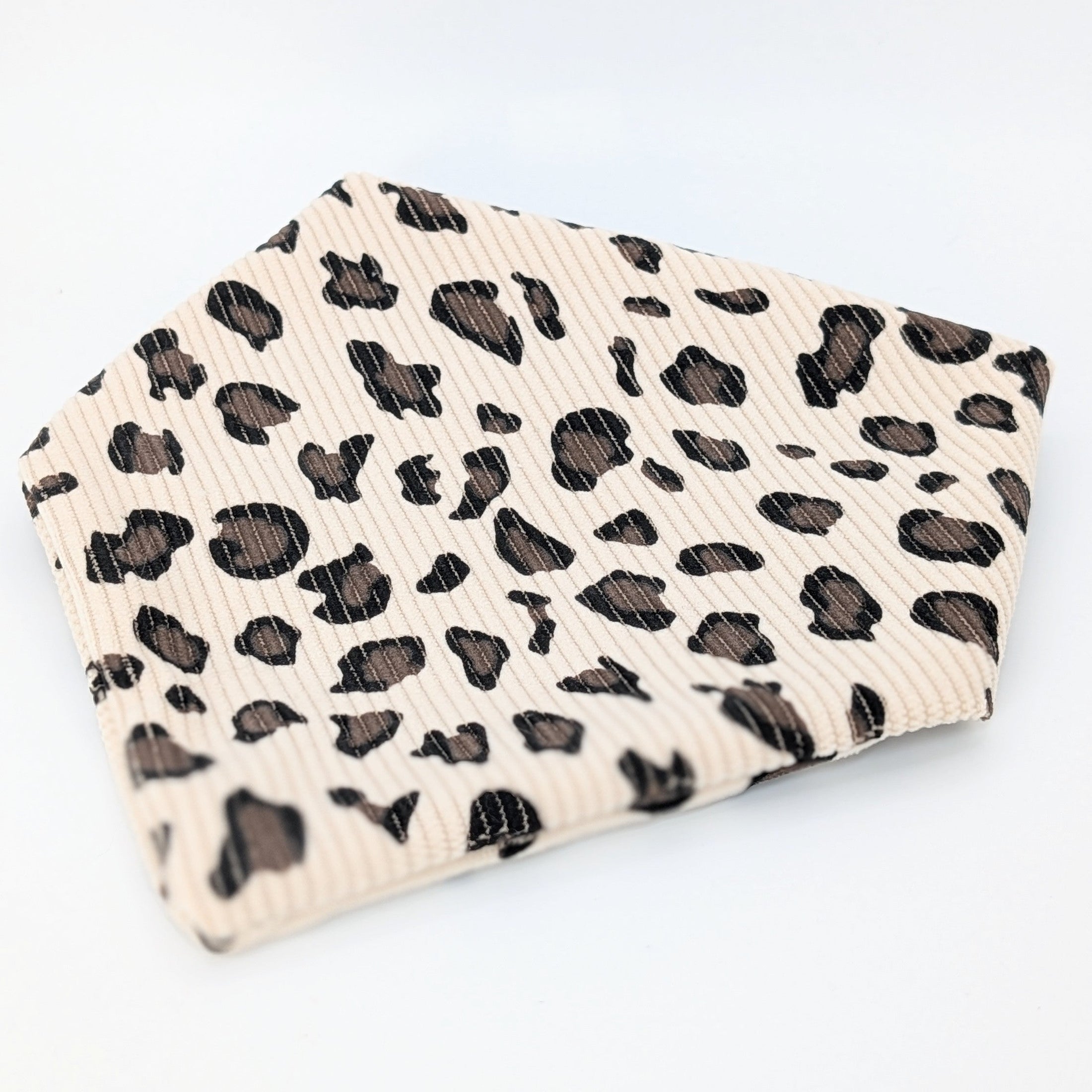 „Samtcord-Bandana Leo – handgefertigtes Hundebandana mit Leo-Print in verschiedenen Farben“