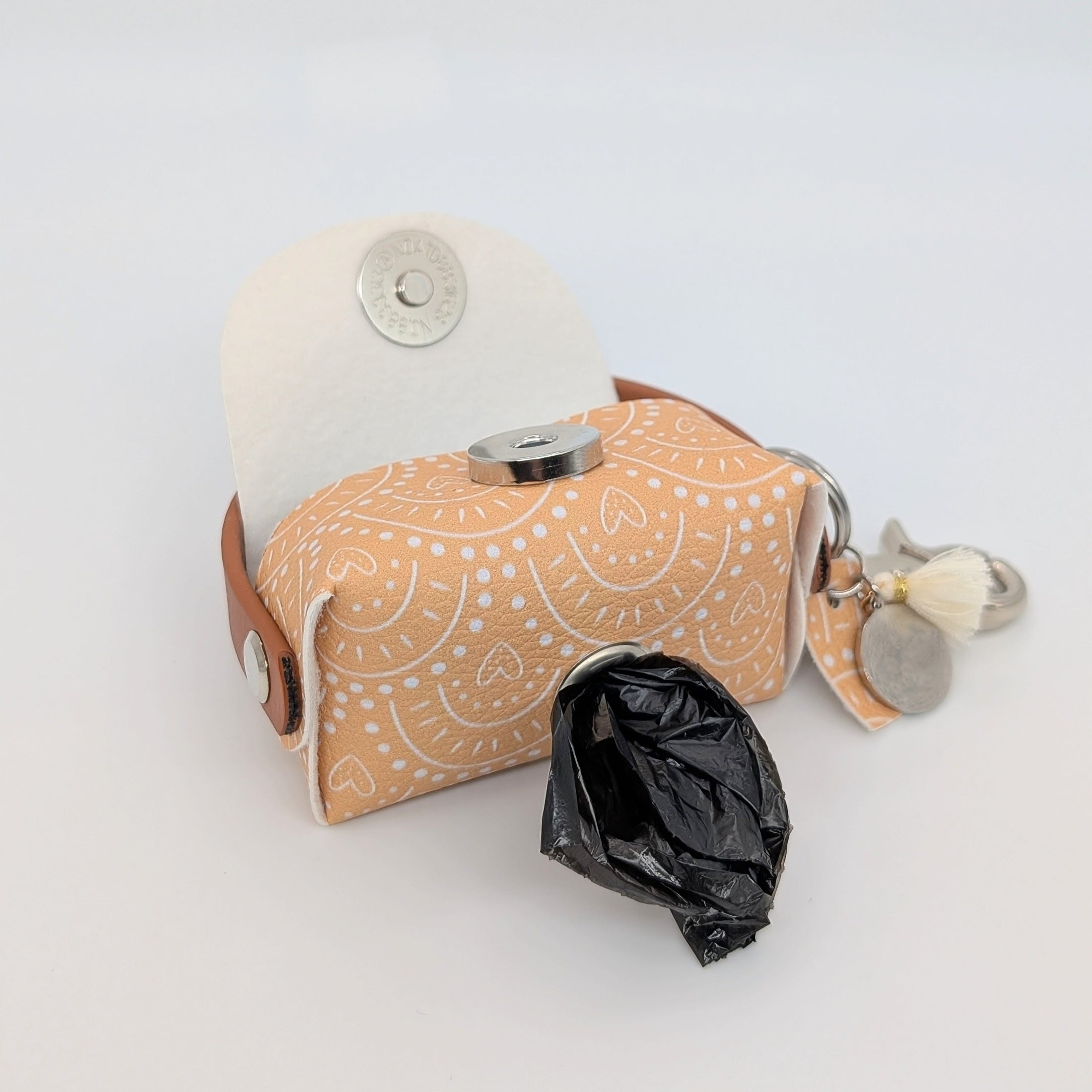„Poki Camel Kotbeuteltasche aus BioThane & Kunstleder mit Camel-Design, Magnetverschluss, Karabiner & Tütenöffnung, inkl. 1 Rolle Hundekotbeutel – LucyLuDesign“