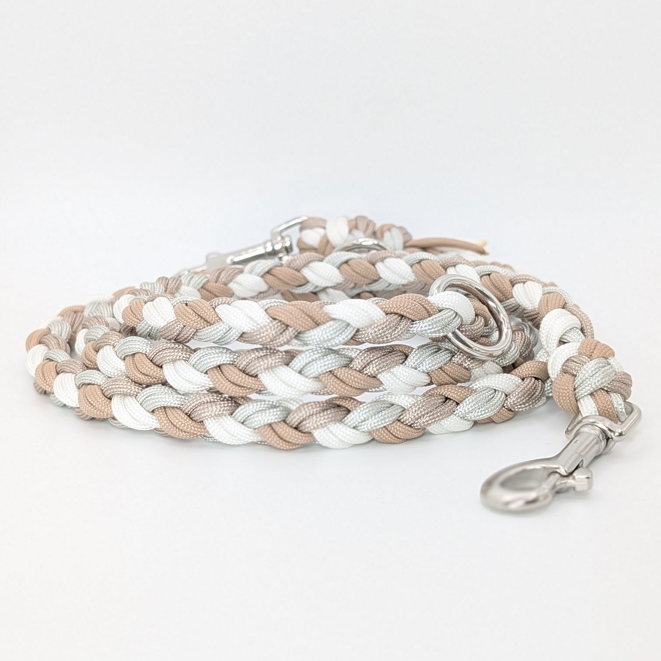 Calma Alva Hundeleine aus geflochtenem Paracord in der Alva-Farbkombination mit optionalem Kurzführer aus BioThane® oder Leder.