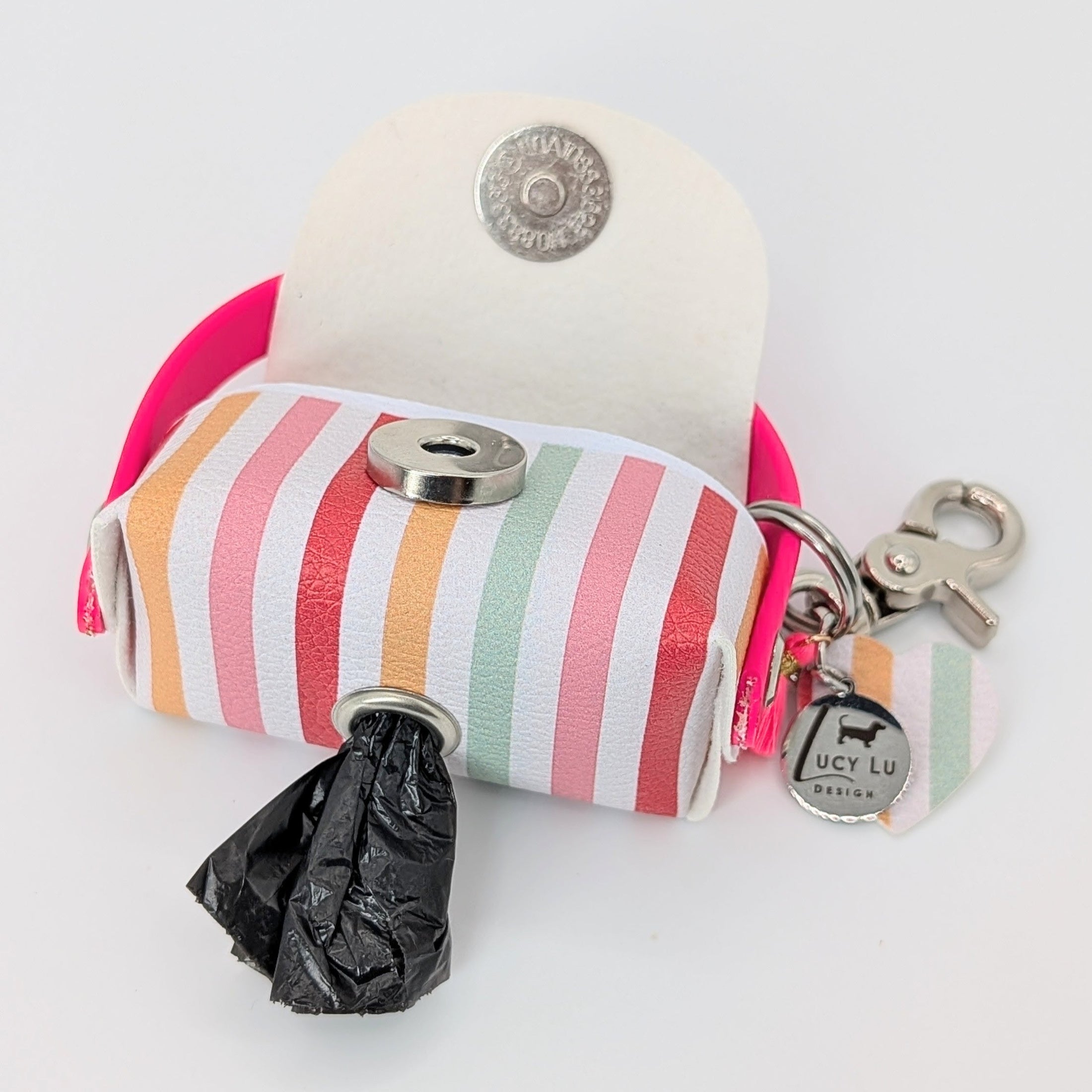 „Poki Stripes Kotbeuteltasche aus BioThane & Kunstleder mit Streifen-Design, Magnetverschluss, Karabiner & Tütenöffnung, inkl. 1 Rolle Hundekotbeutel – LucyLuDesign“