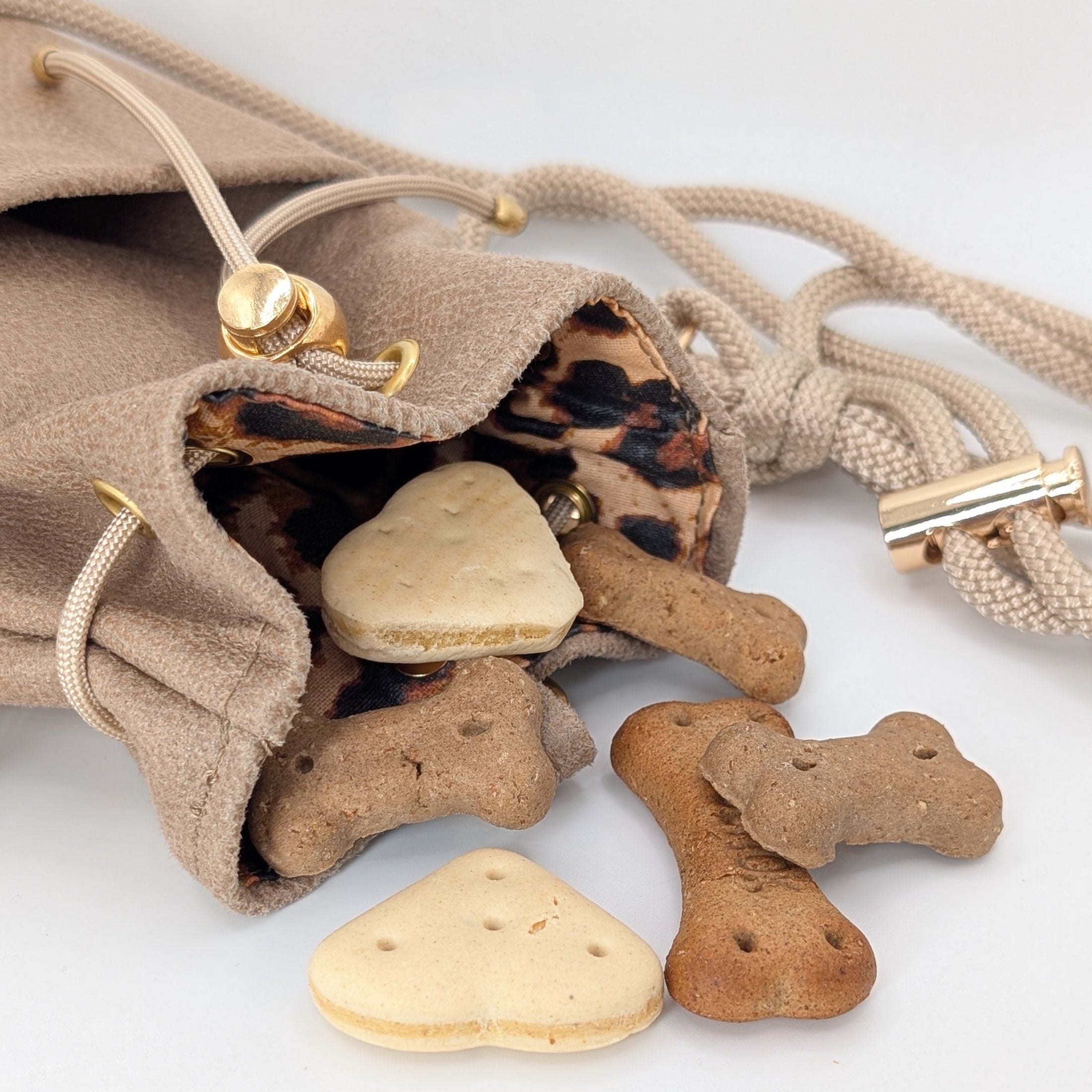 Snack Bag Leo Leckerlietasche in Soft Nougat mit Schulterseil