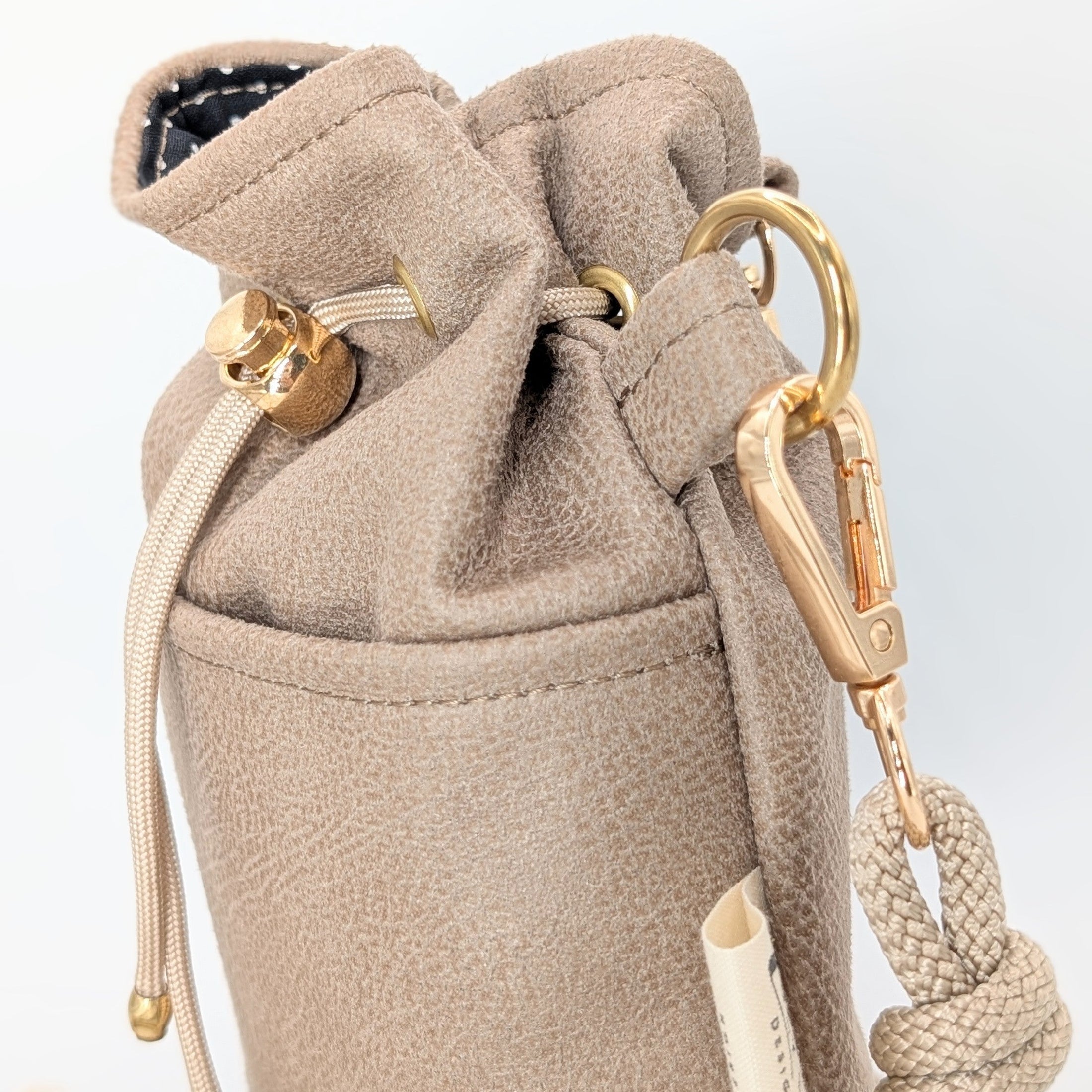 Snack Bag Belle Leckerlietasche in Soft Nougat mit Schulterseil