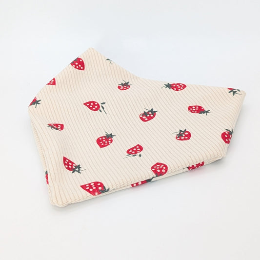 „Samtcord-Bandana Erdbeere – handgefertigtes Hundebandana aus cremefarbenem Samtcord mit Erdbeer-Print“