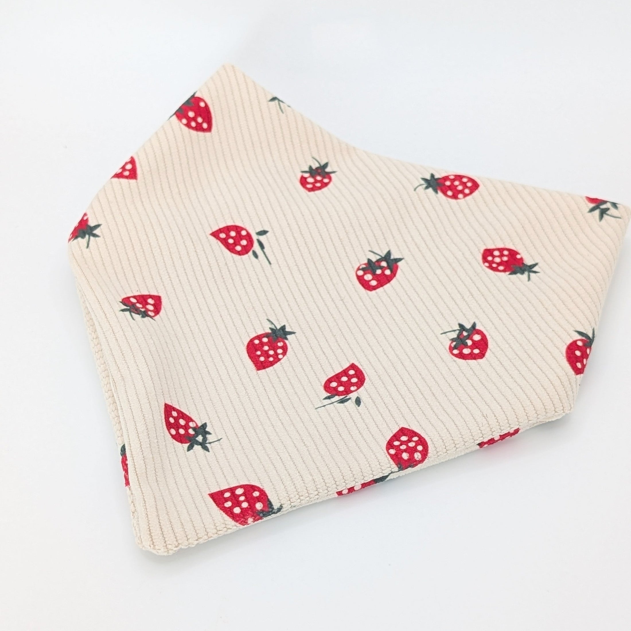 „Samtcord-Bandana Erdbeere – handgefertigtes Hundebandana aus cremefarbenem Samtcord mit Erdbeer-Print“