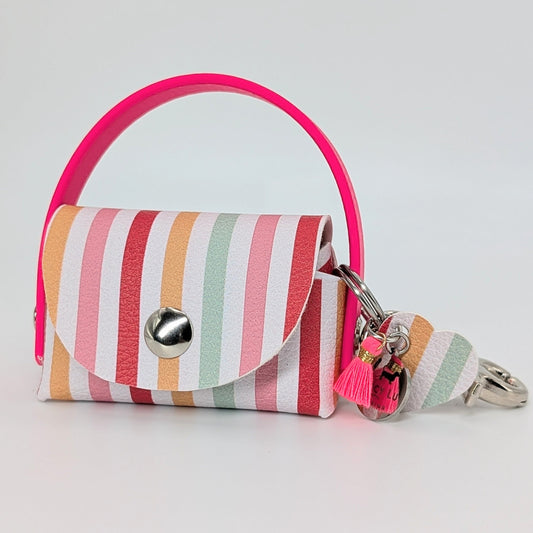 „Poki Stripes Kotbeuteltasche aus BioThane & Kunstleder mit Streifen-Design, Magnetverschluss, Karabiner & Tütenöffnung, inkl. 1 Rolle Hundekotbeutel – LucyLuDesign“