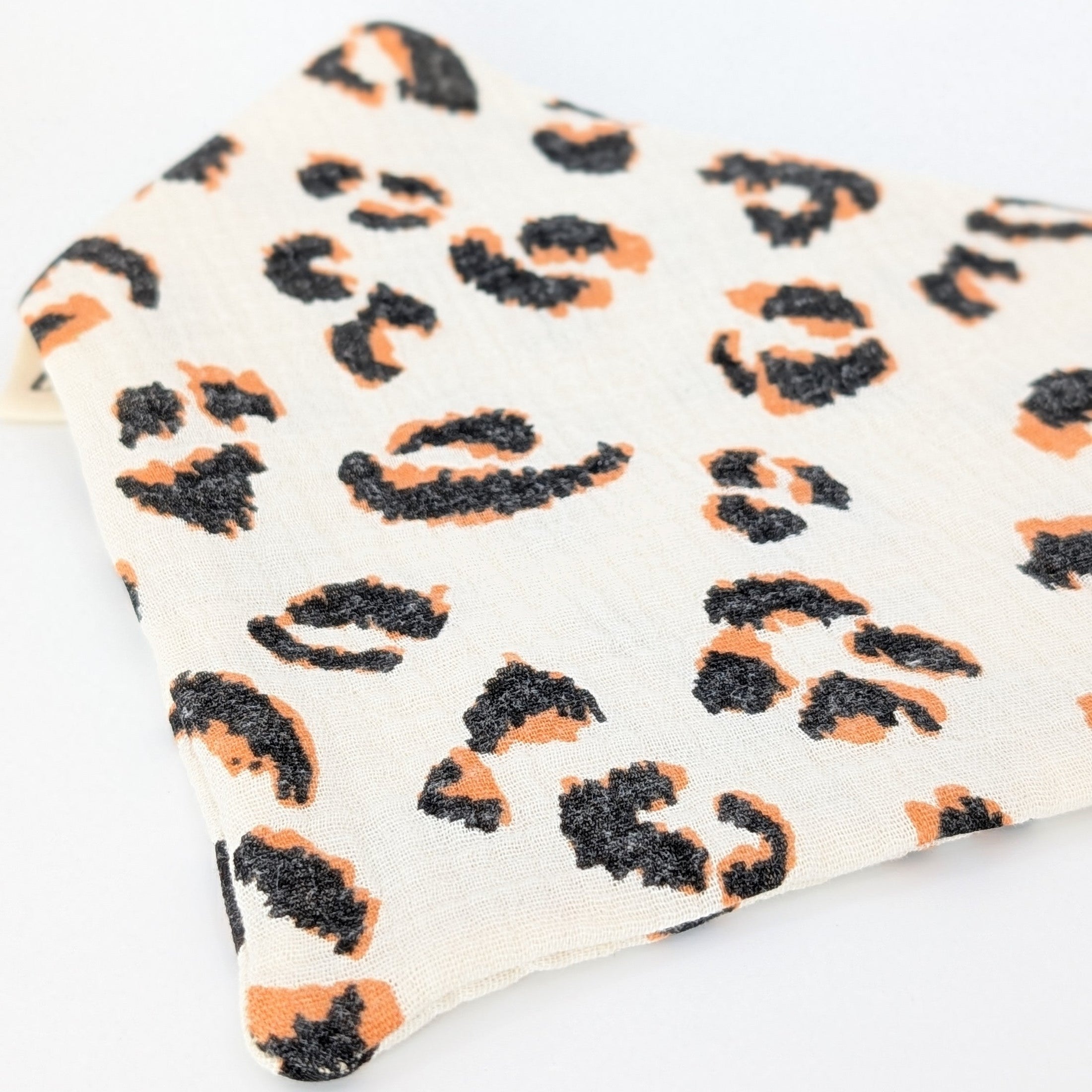 Musselin-Bandana Leo White mit weißem Leo-Print auf hellem Grund von LucyLu Design®