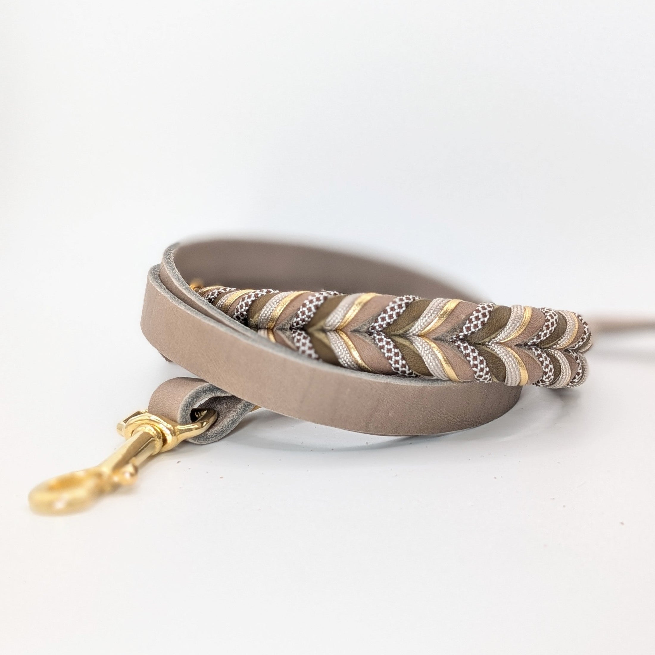 Lederleine Muddy Forest aus Leder in natürlichen Erdtönen – verstellbar und handgemacht von LucyLu Design®