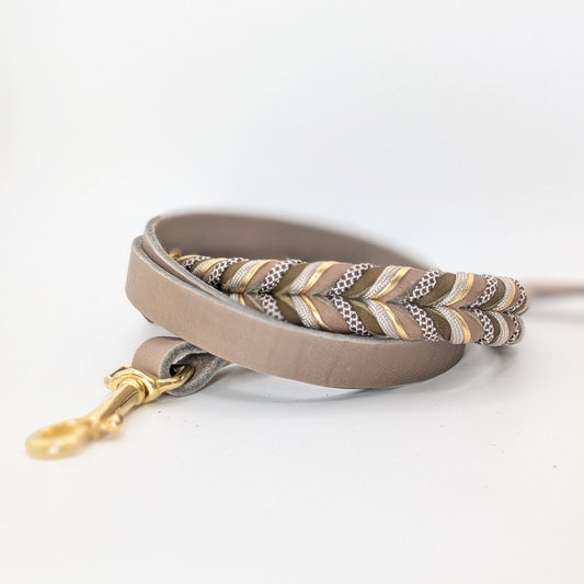 Lederleine Muddy Forest aus Leder in natürlichen Erdtönen – verstellbar und handgemacht von LucyLu Design®