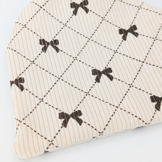 „Samtcord-Bandana Cord Schleifenraute Cream – handgefertigtes Hundebandana in Creme“