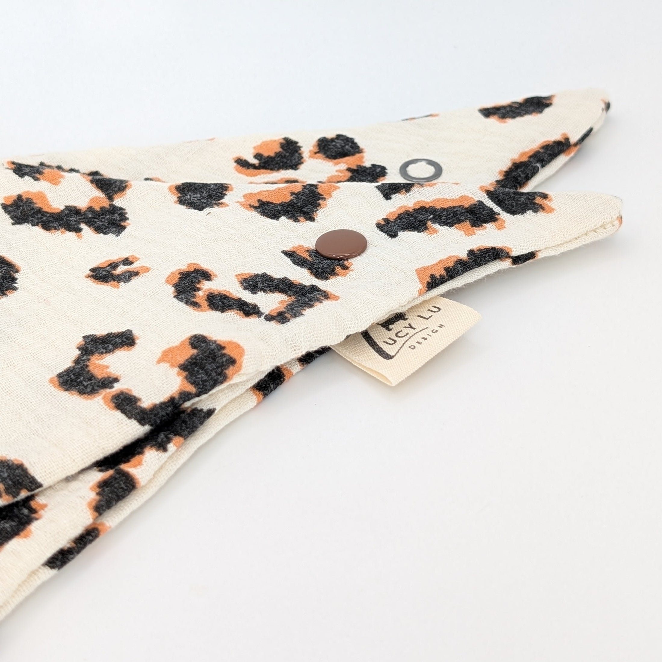 Musselin-Bandana Leo White mit weißem Leo-Print auf hellem Grund von LucyLu Design®
