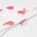 Bild in Galerie-Betrachter laden, Musselin-Bandana Strawberry Pure mit großen, weich gestalteten Erdbeeren auf weißem Hintergrund von LucyLu Design®
