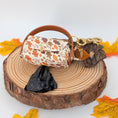 Bild in Galerie-Betrachter laden, Poki „Fall“ – Kotbeutelhalter mit buntem Blätterdesign in Herbstfarben, wählbar mit Edelstahl oder Messing
