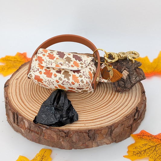 Poki „Fall“ – Kotbeutelhalter mit buntem Blätterdesign in Herbstfarben, wählbar mit Edelstahl oder Messing