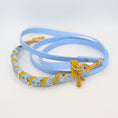 Bild in Galerie-Betrachter laden, Blossom Ice – BioThane® Hundeleine in Blau-Gelb mit Blütenschnur & Paracord, handgefertigt
