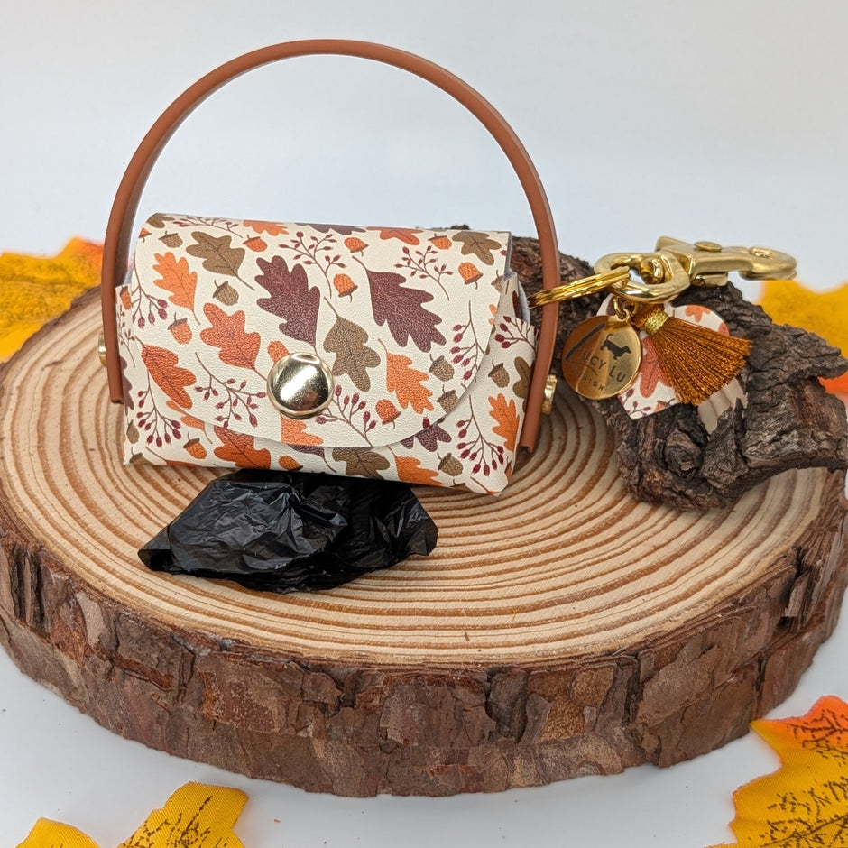 Poki „Fall“ – Kotbeutelhalter mit buntem Blätterdesign in Herbstfarben, wählbar mit Edelstahl oder Messing