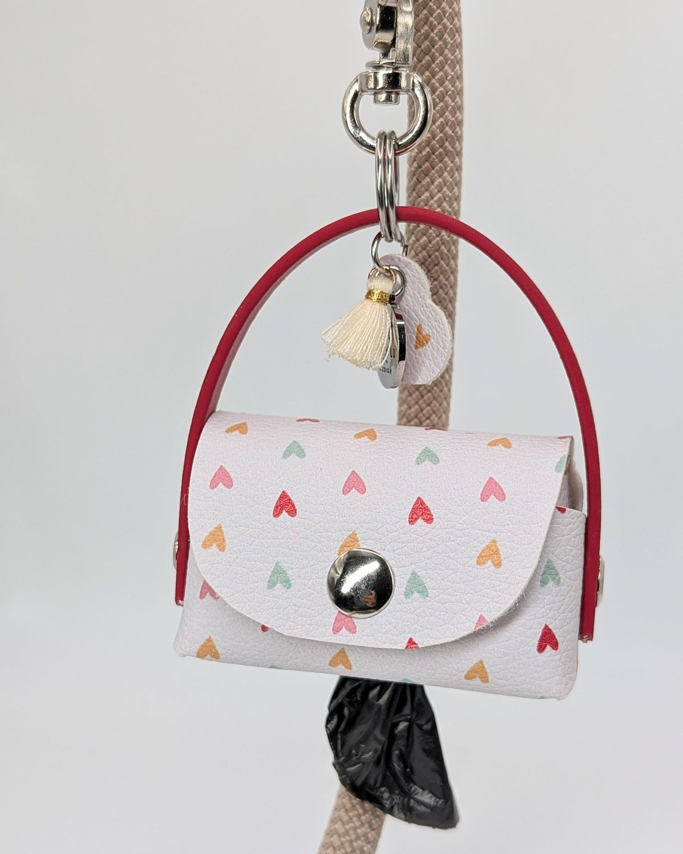 Poki Hearts Kotbeuteltasche aus BioThane & Kunstleder mit Herz-Design, Magnetverschluss, Karabiner & Tütenöffnung, inkl. 1 Rolle Hundekotbeutel – LucyLuDesign