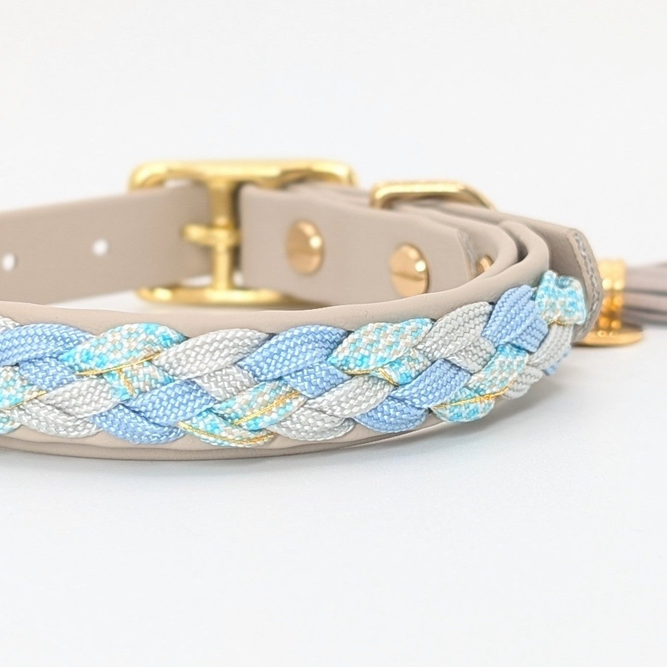 Geflochtenes Hundehalsband Calma Blue Water in klarem Blau mit BioThane-Element