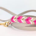 Bild in Galerie-Betrachter laden, Handgefertigte BioThane Leine Mila – 3-fach verstellbar in Taupe und Pink
