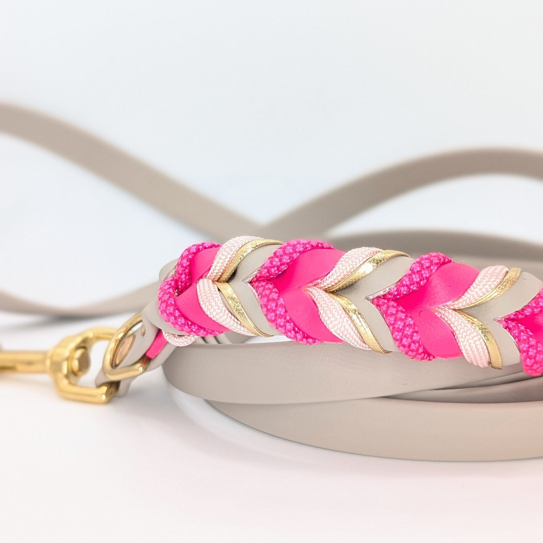 Handgefertigte BioThane Leine Mila – 3-fach verstellbar in Taupe und Pink