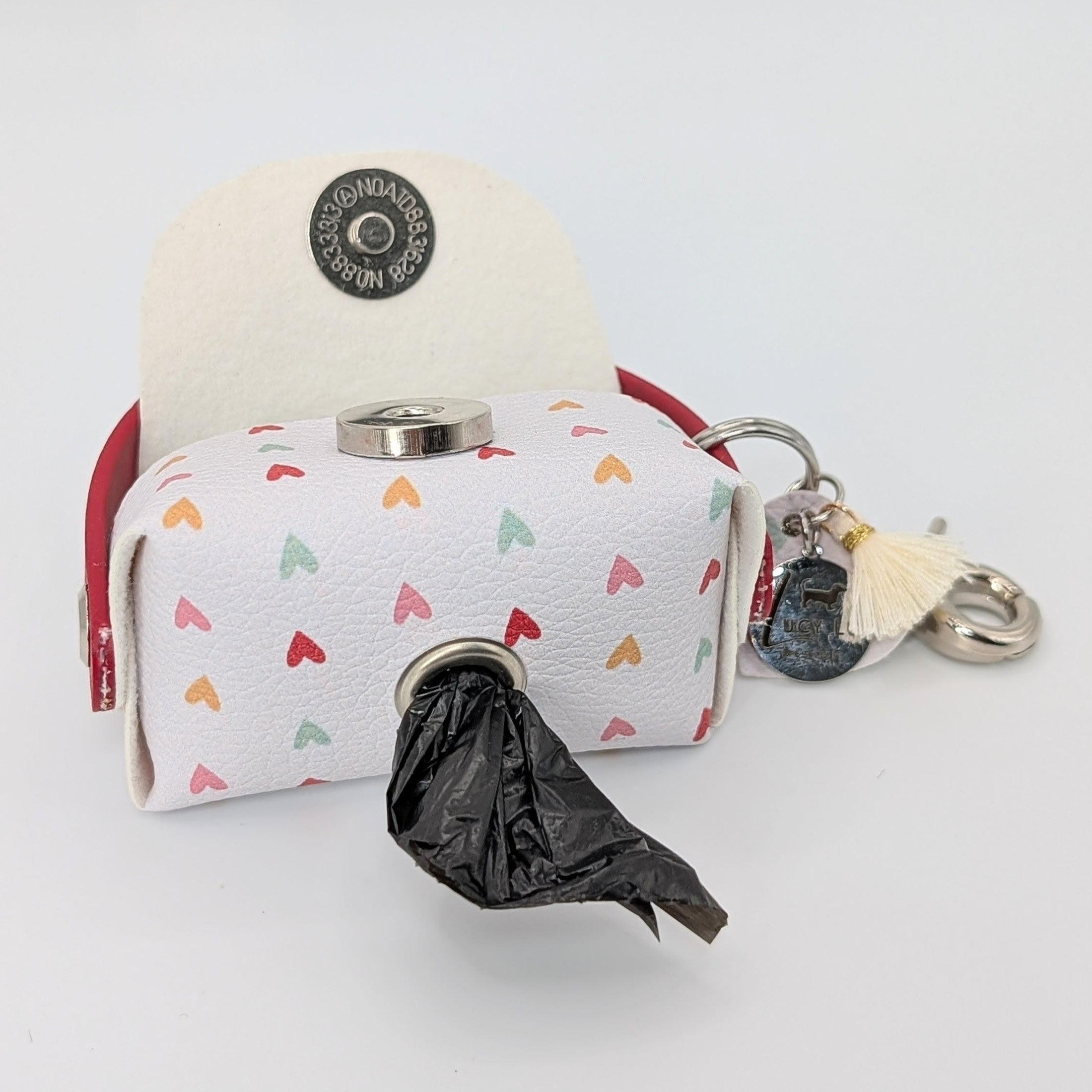 Poki Hearts Kotbeuteltasche aus BioThane & Kunstleder mit Herz-Design, Magnetverschluss, Karabiner & Tütenöffnung, inkl. 1 Rolle Hundekotbeutel – LucyLuDesign