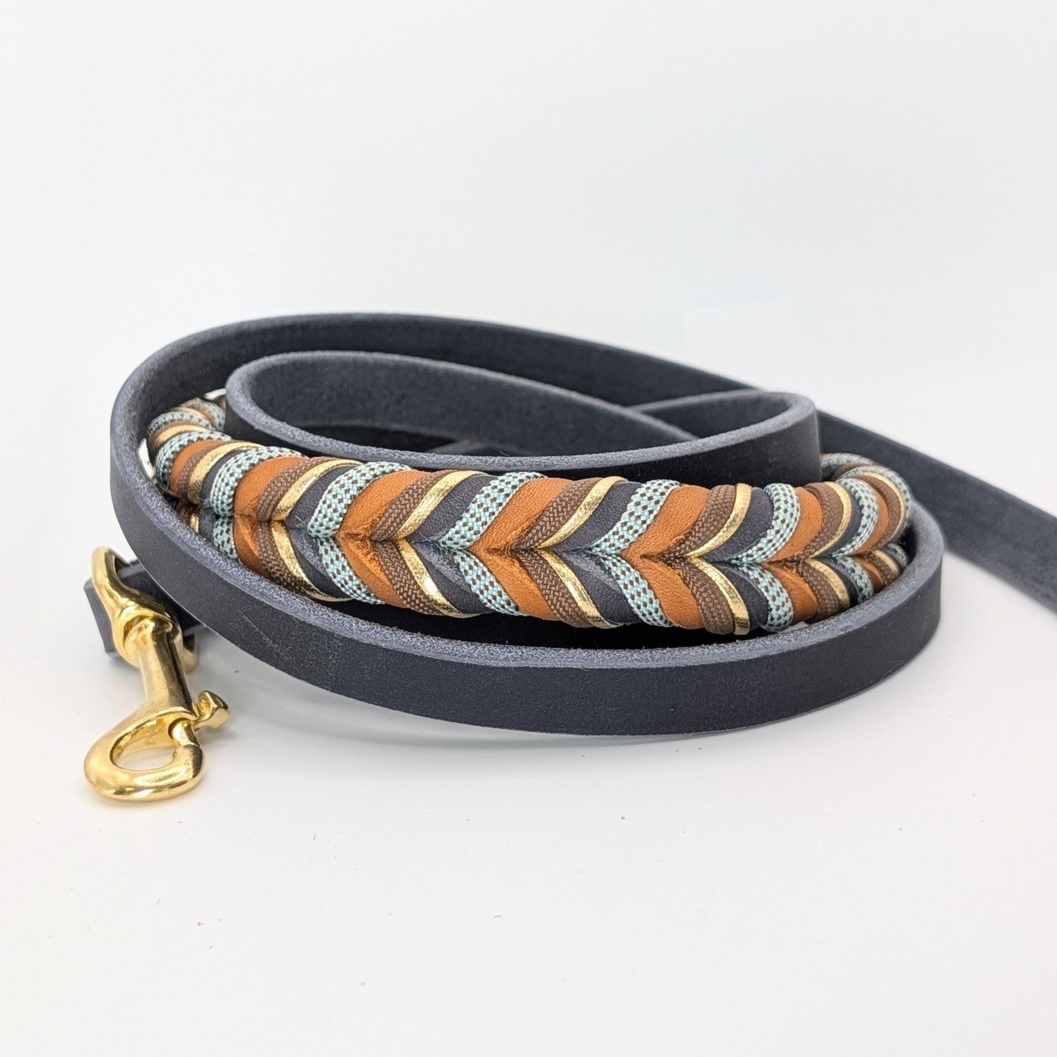 Lederleine Blue Oak aus Leder in ruhigen Naturtönen – verstellbar und handgemacht von LucyLu Design®