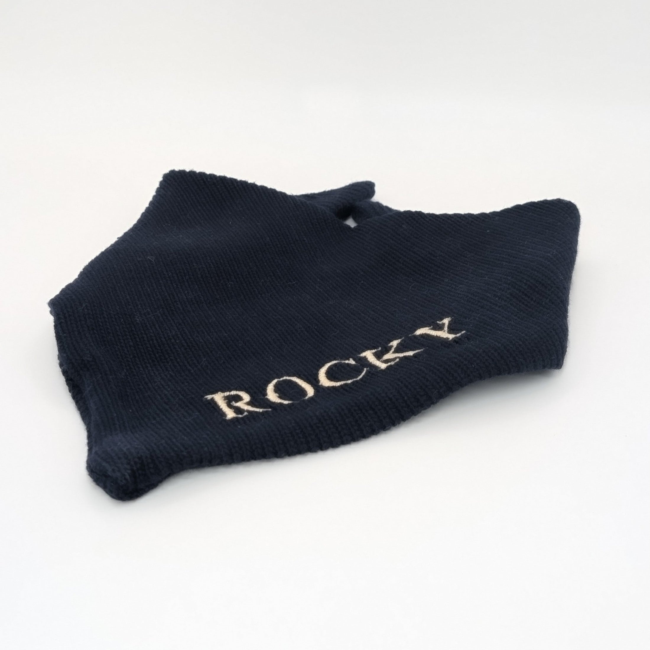 Strick-Bandana Midnight – handgefertigtes Hundebandana aus Wolle, personalisierbar mit Namen