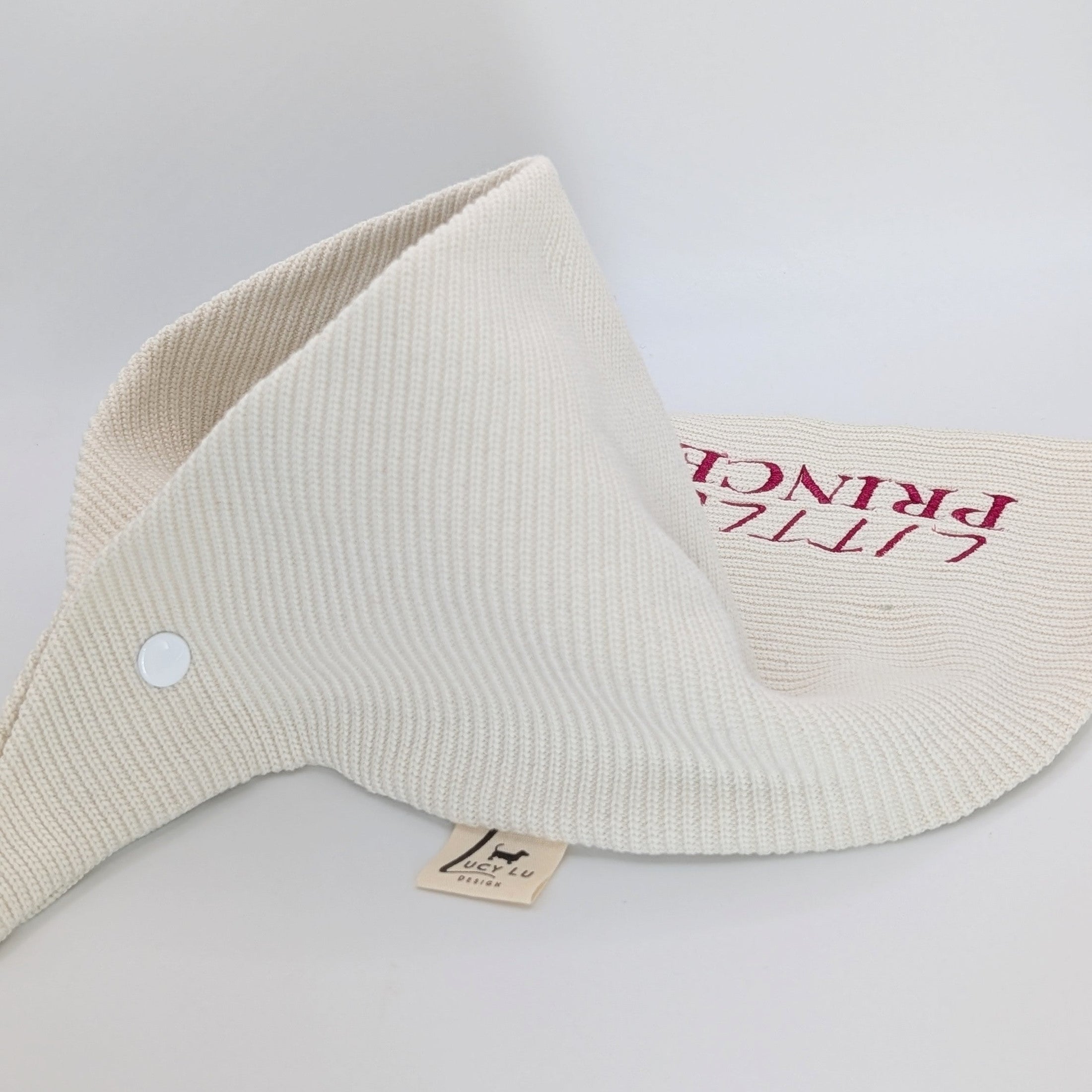 Strick-Bandana Snow – handgefertigtes Hundebandana in Cremeweiß, personalisierbar mit Namen