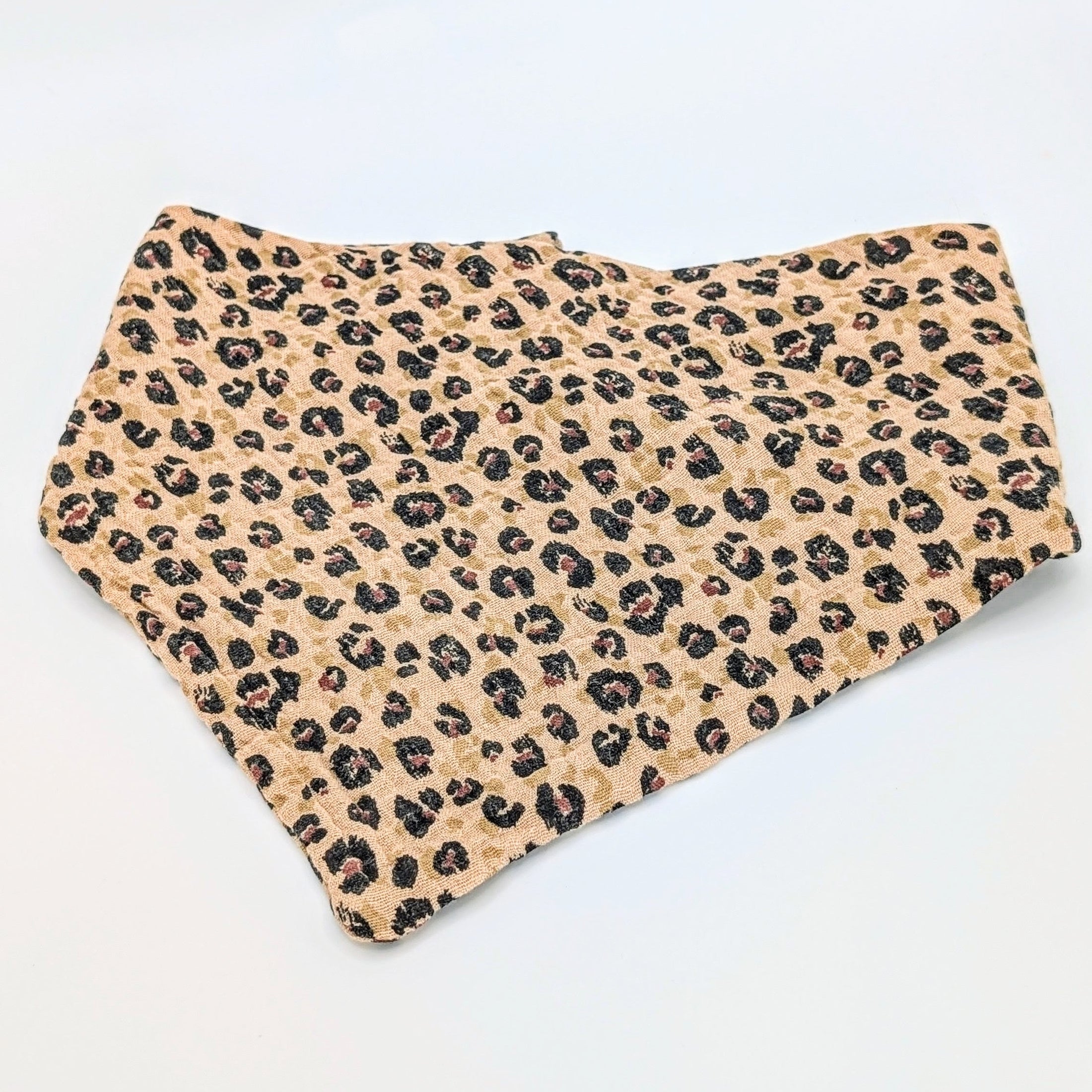 „Musselin-Bandana Leo Caramel – handgefertigtes Hundebandana mit Leo-Print“