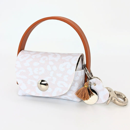 „Poki Cow Kotbeuteltasche aus BioThane & Kunstleder mit Kuhfell-Design, Magnetverschluss, Karabiner & Tütenöffnung, inkl. 1 Rolle Hundekotbeutel – LucyLuDesign“