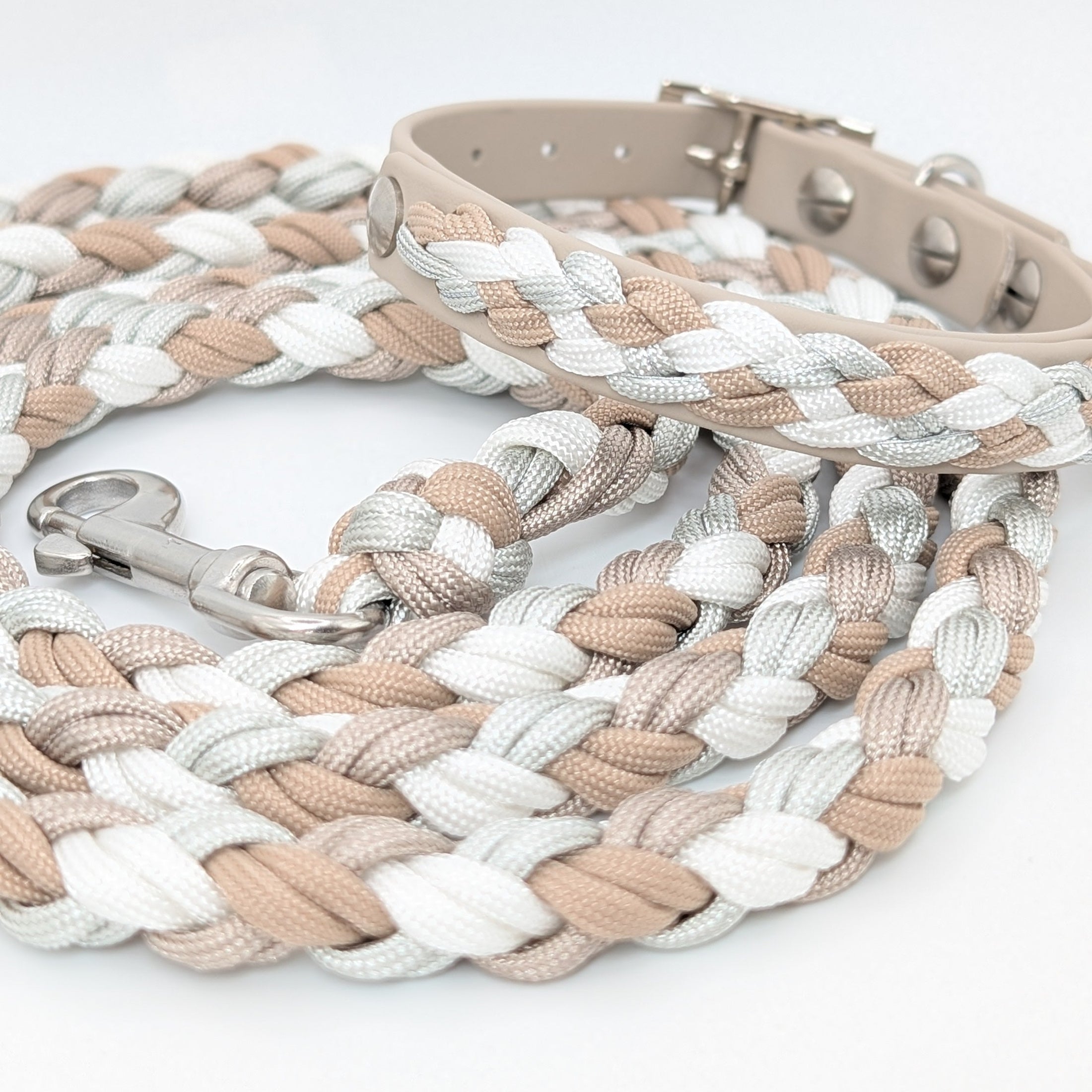 Calma Alva Hundeleine aus geflochtenem Paracord in der Alva-Farbkombination mit optionalem Kurzführer aus BioThane® oder Leder.