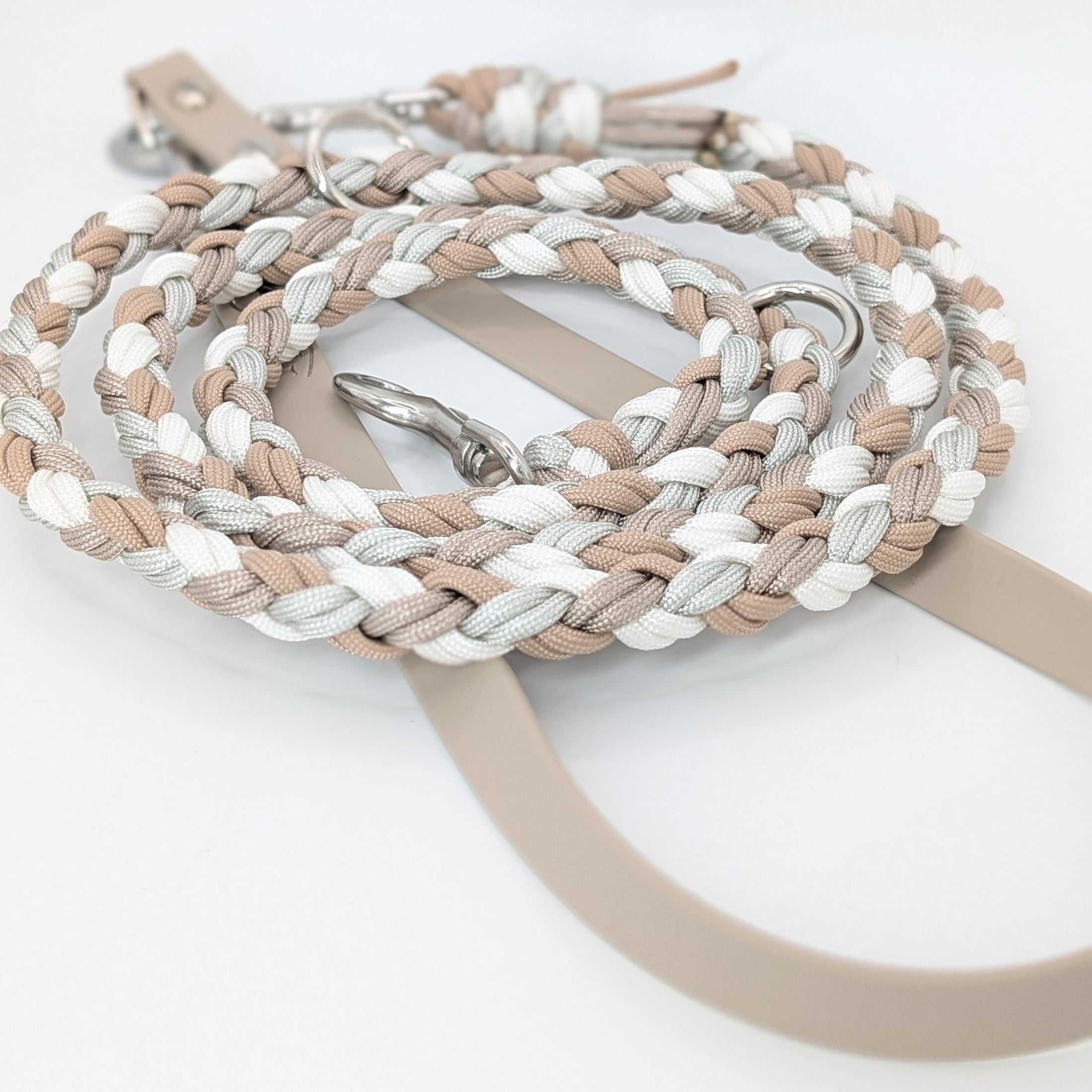 Calma Alva Hundeleine aus geflochtenem Paracord in der Alva-Farbkombination mit optionalem Kurzführer aus BioThane® oder Leder.