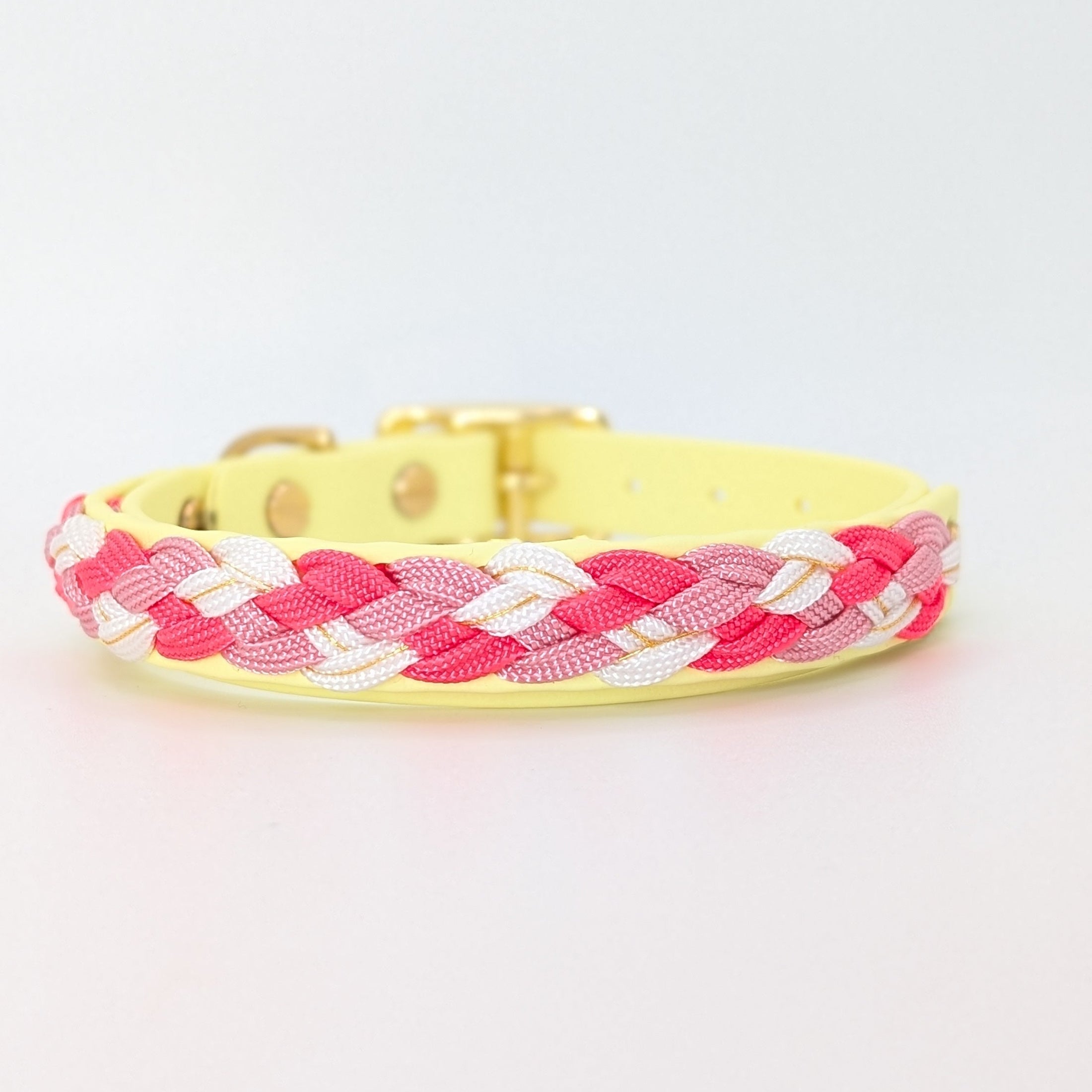 Calma Candy Cream Hundehalsband aus geflochtenem Paracord in sanfter Farbkombination, handgemacht und passend zur Calma Leine Candy Cream.