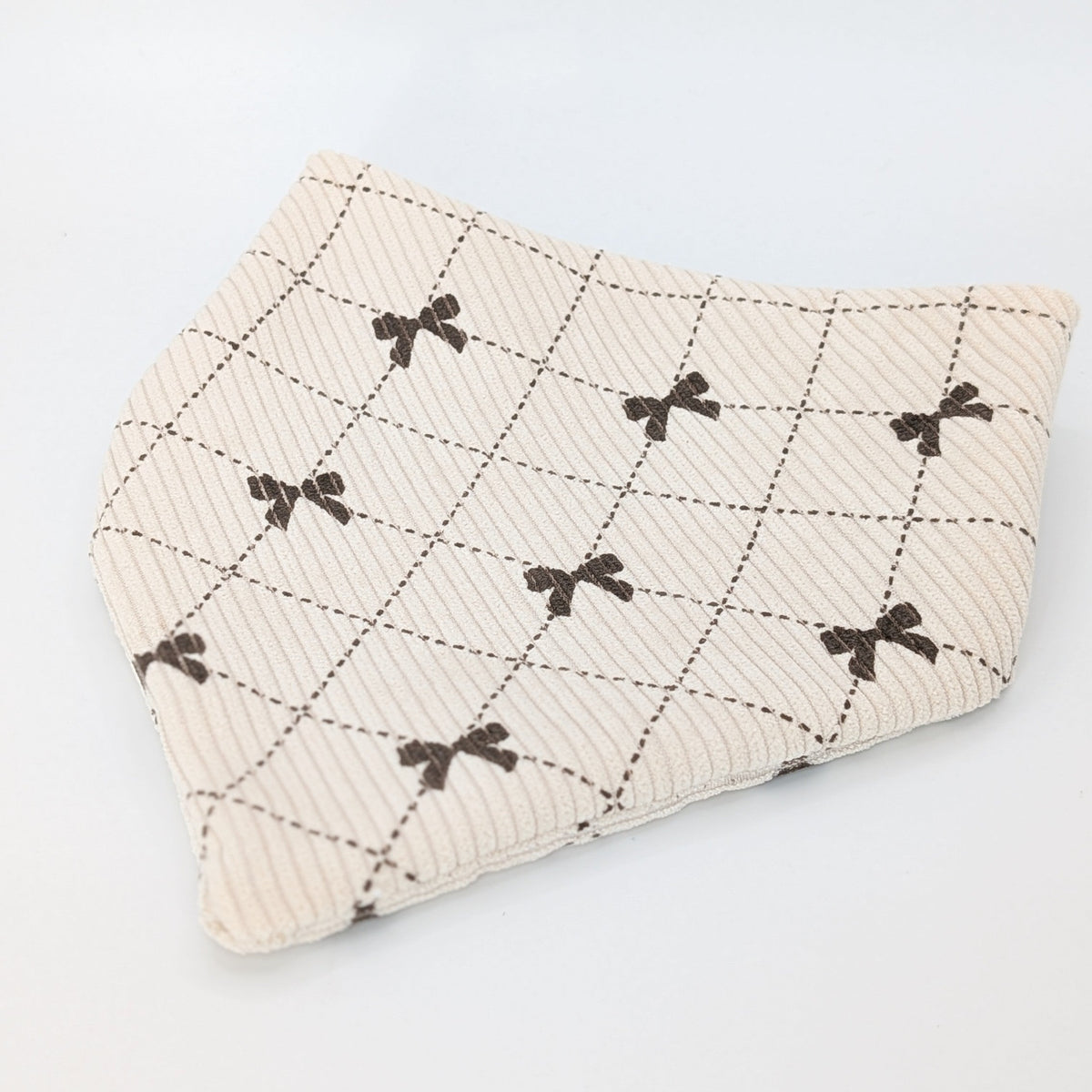 „Samtcord-Bandana Cord Schleifenraute Cream – handgefertigtes Hundebandana in Creme“