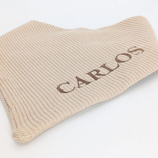 Strick-Bandana Beige Toffee – weich, handgefertigt & personalisierbar mit Namen.
Aus Wolle mit Elasthan, warm & stilvoll für Herbst und Winter.