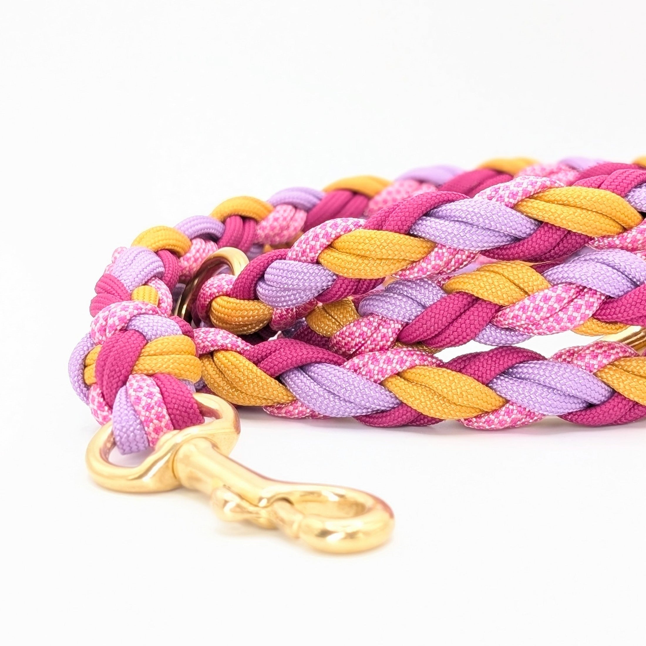 Calma Sundown Hundeleine aus geflochtenem Paracord in Pink, Flieder und warmem Goldton mit optionalem Leder-Kurzführer.