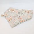 Bild in Galerie-Betrachter laden, Musselin-Bandana Sage Bloom mit feinem Blumenprint auf salbeigrünem Hintergrund von LucyLu Design®
