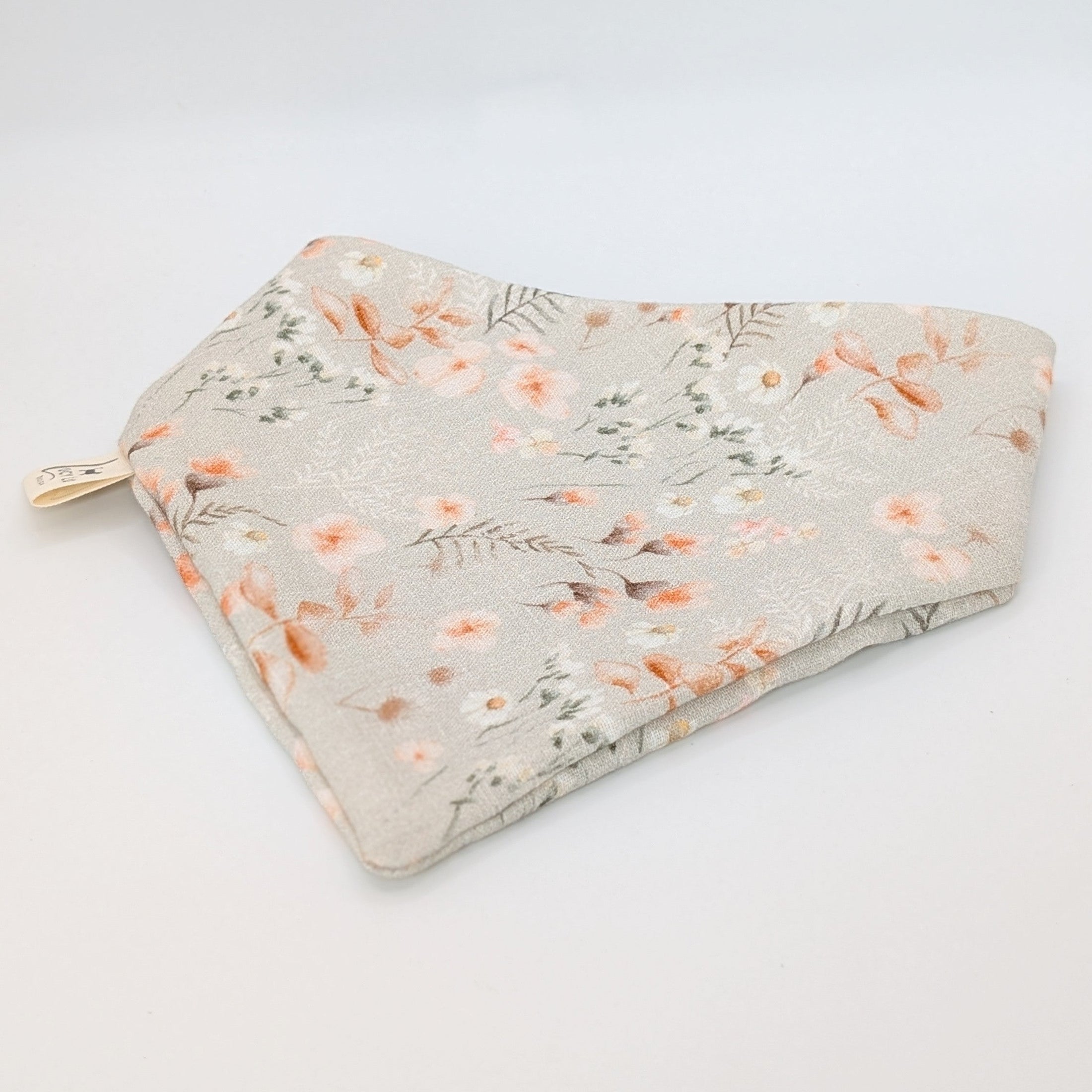 Musselin-Bandana Sage Bloom mit feinem Blumenprint auf salbeigrünem Hintergrund von LucyLu Design®