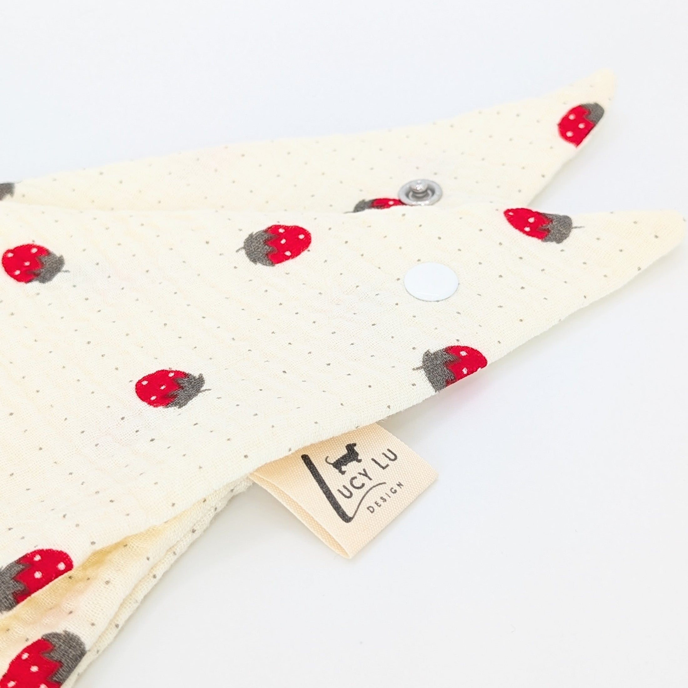 Musselin-Bandana Strawberry Dots mit kleinen Erdbeeren und feinen Punkten auf hellem Hintergrund von LucyLu Design®