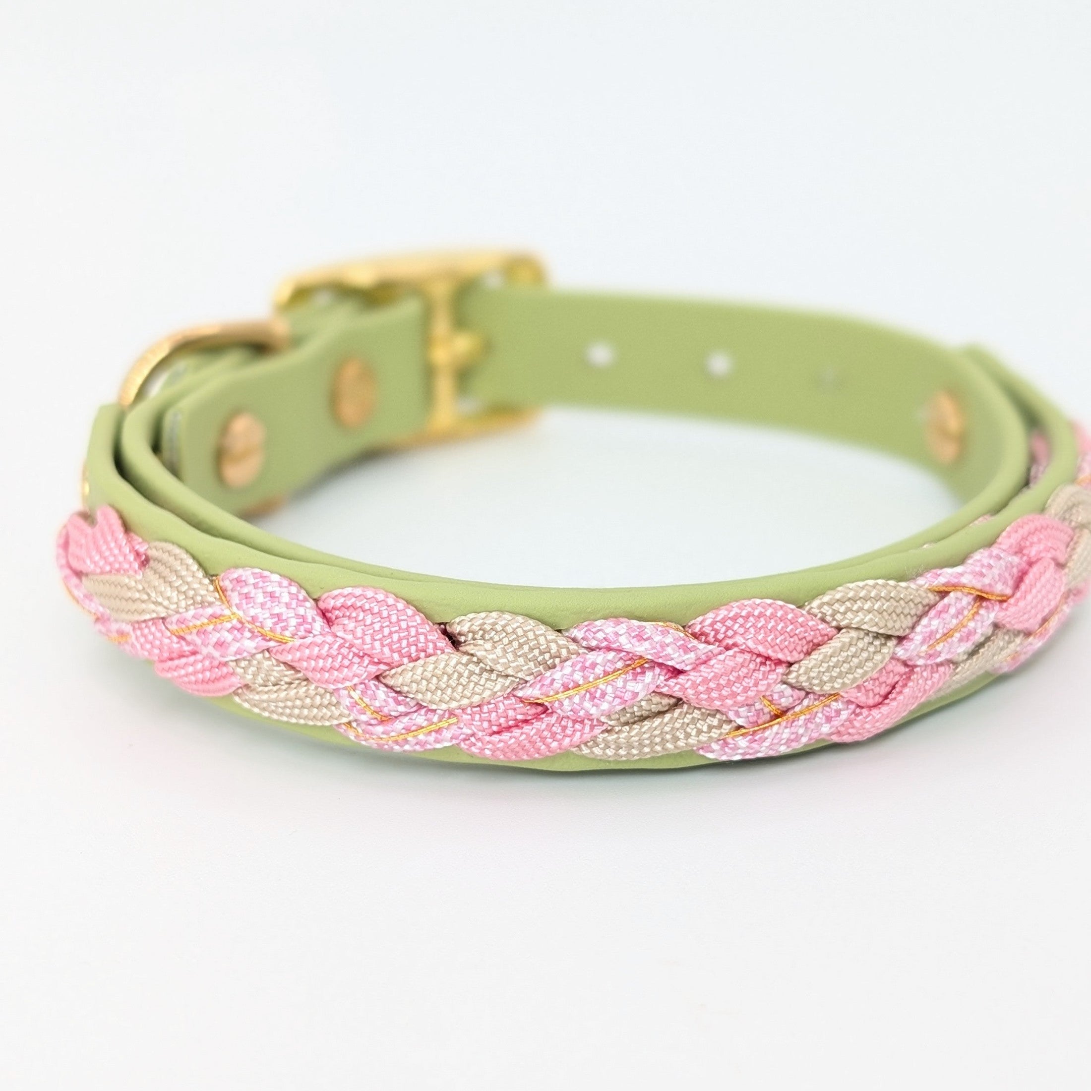 Calma Bloom Hundehalsband aus geflochtenem Paracord in frischer Farbkombination, handgemacht und passend zur Calma Leine Bloom.
