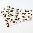 Bild in Galerie-Betrachter laden, Musselin-Bandana Leo White mit weißem Leo-Print auf hellem Grund von LucyLu Design®
