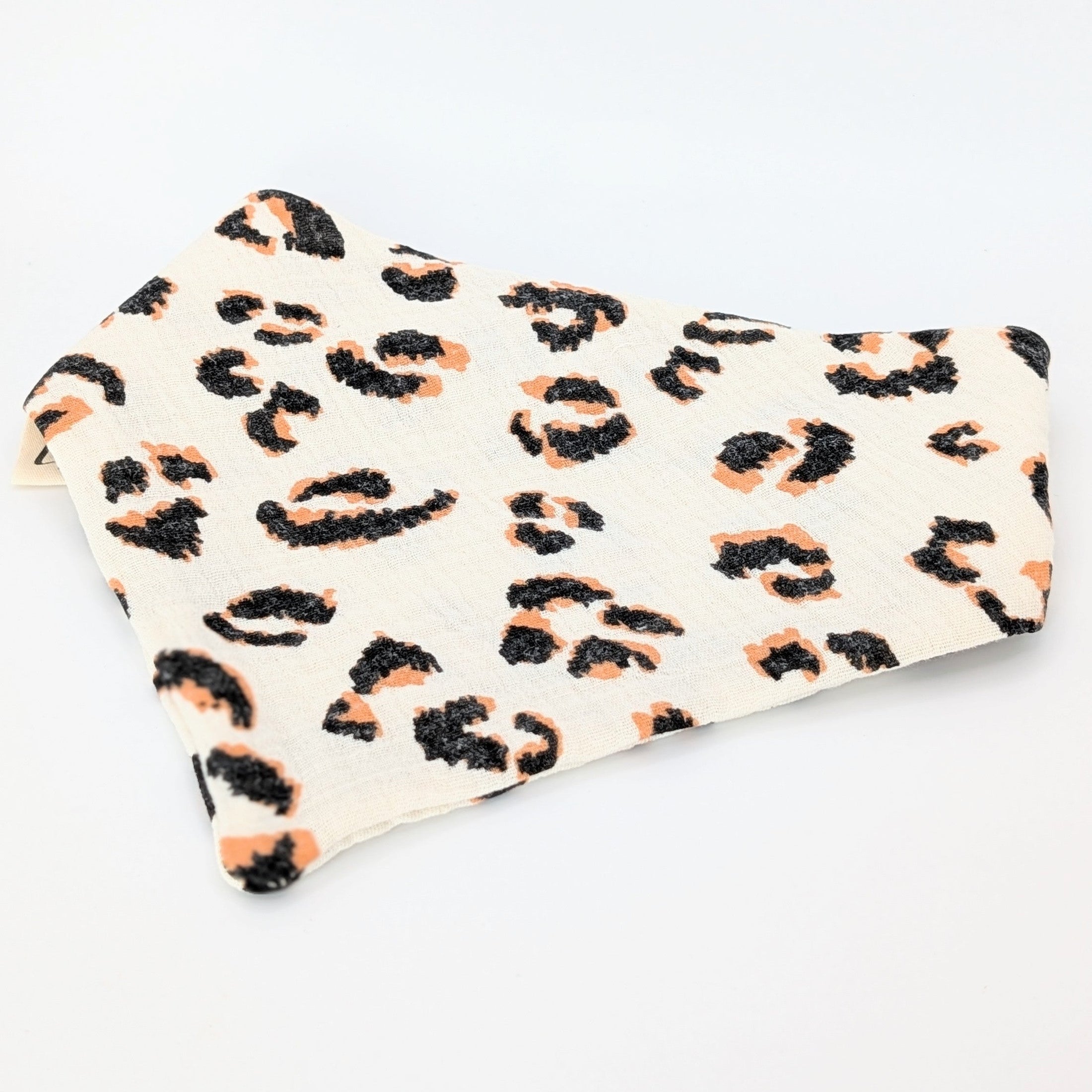 Musselin-Bandana Leo White mit weißem Leo-Print auf hellem Grund von LucyLu Design®